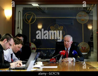 Le commissaire de Garde Fachtna Murphy s'adresse aux médias lors de la conférence annuelle de l'Association des surintendants de Garde au club de Garda Westmanstown, au Co.Dublin. Banque D'Images