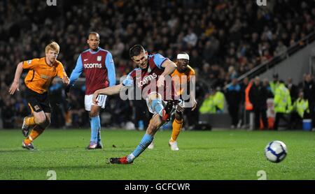 Football - Barclays Premier League - Hull City / Aston Villa - KC Stadium.James Milner de Aston Villa marque ses côtés le deuxième but du jeu à partir de la zone de pénalité Banque D'Images