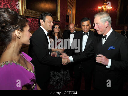 Le Prince de Galles s'entretient avec l'actrice Preeya Kalidas et Mark Ramprakash (deuxième gauche), avant un dîner pour le British Asian Trust dont il est le Président, dans les appartements d'État du Palais St James, dans le centre de Londres, ce soir. Banque D'Images