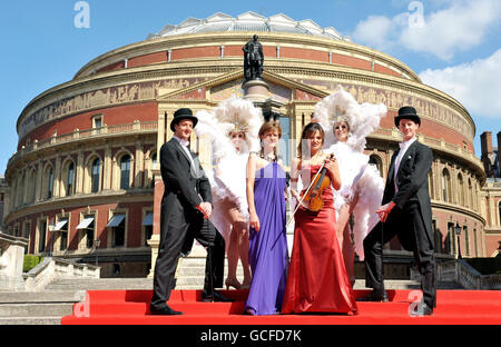 Katie Derham (3e à gauche) le nouveau présentateur de BBC Proms avec Nicola Benedetti (4e à gauche) ancien vainqueur du jeune musicien de l'année de la BBC, avec des artistes de style Broadway en dehors du Royal Albert Hall dans le centre de Londres, pour lancer les Proms de la BBC 2010. Banque D'Images