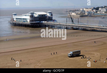 PHOTO AUTONOME prise le 20/04/2010 de la nouvelle jetée de Weston-super-Mare prise du sommet de la roue de l'observatoire sur le front de mer. La jetée devrait rouvrir en juillet de cette année. Banque D'Images