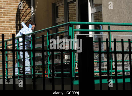 Scène d'un policier sur le balcon d'un immeuble du centre de Londres qui abrite le secrétaire de la défense fantôme Liam Fox, après que des voleurs aient volé la voiture du politicien conservateur et un ordinateur portable qui y était dans un cambriolage. Banque D'Images