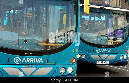 Bus arriva à Derby.La société ferroviaire et routière Arriva a accepté une prise de contrôle de 1.59 milliards par l'opérateur allemand Deutsche Bahn pour créer un nouveau géant européen des transports. Banque D'Images