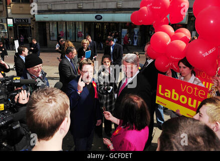 Le secrétaire à l'intérieur Alan Johnson (à droite) et le comédien Eddie Izzard sur la piste de campagne électorale générale à Durham. Banque D'Images