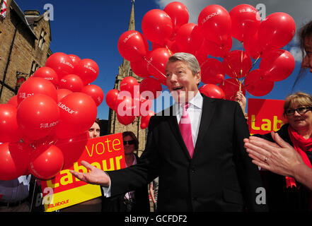 Le secrétaire d'État Alan Johnson sur la piste de campagne électorale générale à Durham avec le comédien Eddie Izzard (non illustré). Banque D'Images