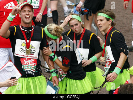 Sam et Holly Branson (à gauche et au centre) courent avec la princesse Beatrice (au centre à droite) pendant le marathon de Virgin London en 2010, à Londres. Banque D'Images