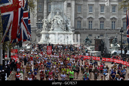 Marathon de Londres 2010.A massé des coureurs à l'arrivée sur le Mall lors du marathon de Virgin London en 2010, à Londres. Banque D'Images