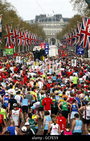 Marathon de Londres 2010.A massé des coureurs à l'arrivée sur le Mall lors du marathon de Virgin London en 2010, à Londres. Banque D'Images