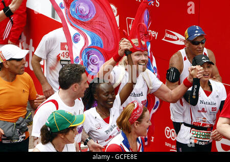 Richard Branson avec Natalie Imbruglia (à droite) lors du marathon de Virgin London en 2010, à Londres. Banque D'Images