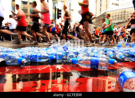 Videz la bouteille d'eau pendant le marathon de Virgin London, Londres, en 2010. Banque D'Images