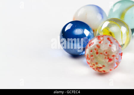 Groupe de billes dans une variété de couleurs isolé sur fond blanc Banque D'Images