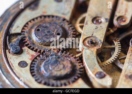 Close up d'une vieille montre de poche avec rusty gears comme concept Banque D'Images