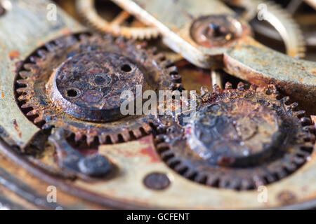 Close up d'une vieille montre de poche avec rusty gears comme concept Banque D'Images