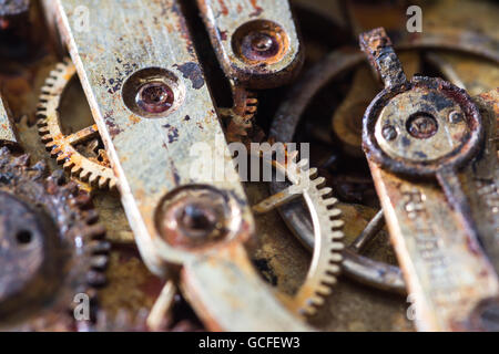 Close up d'une vieille montre de poche avec rusty gears comme concept Banque D'Images