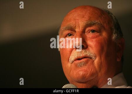 Jimmy Greaves fait un discours au PFA Player of the Year Awards 2010 au Grosvenor House Hotel, Londres. Banque D'Images