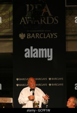 Jimmy Greaves fait un discours au PFA Player of the Year Awards 2010 au Grosvenor House Hotel, Londres. Banque D'Images