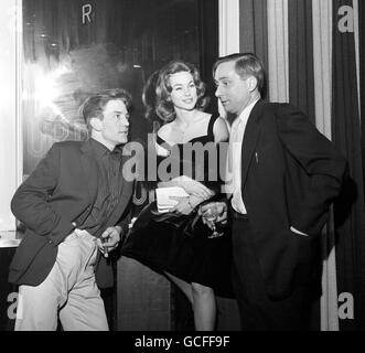 La star du film Albert Finney (l) co-star Shirley Anne Field et l'auteur Alan Sillitoe (r) photographiés dans un pub londonien lors d'une fête pré-premier de 'la nuit et le dimanche matin de l'après-midi de Saturday' qui s'ouvre au Warner Theatre.De nombreuses stars ont assisté à la fête tenue pour obtenir le nouveau film à un bon début.Peu après la prise de cette photo, Albert Finney se rend au Cambridge Theatre où il est actuellement en vedette dans 'Billy Liar'. Banque D'Images