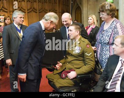 Le Prince de Galles (deuxième à gauche) rencontre le Bombardier de lance Ben Parkinson, 26 ans, et sa mère Diane Dernie (à droite) lors du déjeuner du Grand curry du Lord Mayor en faveur de l'ABF (Army Benevolent Fund), la Charité des soldats au Guildhall de la ville de Londres. Banque D'Images