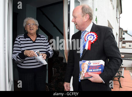 Jim Allister, le chef de la voix unioniste traditionnelle (TUV) qui démarchent pour les votes dans Cullybackey Co Antrim, Banque D'Images