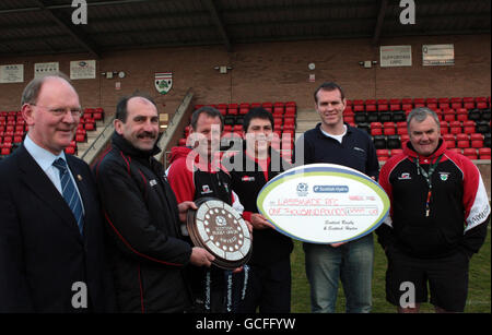 (Gauche-droite) Représentant du Scottish Rugby Council Jim Greenwood, Secrétaire de Lasswade David Oliver Lasswade Président Ian Barr, Capitaine de Lasswade et responsable du développement Mark Billingham, ancien Représentant Scottish International et Scottish Hydro Jon Petrie et entraîneur de Lasswade Dave Cockburn lors de la présentation au Club de rugby de Lasswade, Bonnyrigg. Banque D'Images