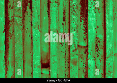 Rusty et rugueux vert foncé lumière verdâtre rougeâtre surface métallique en tôle ondulée, close-up Banque D'Images