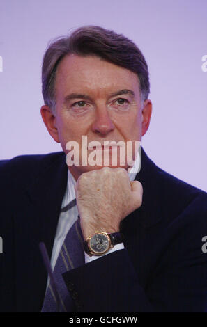 Lord Mandelson, président travailliste de la Stratégie électorale, accueille une conférence de presse au siège du Parti travailliste à Westminster, dans le centre de Londres. Banque D'Images