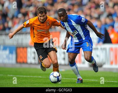 Will Atkinson (à gauche) de Hull City et Maynor Figueroa de Wigan Athletic (à droite) lutte pour le ballon Banque D'Images