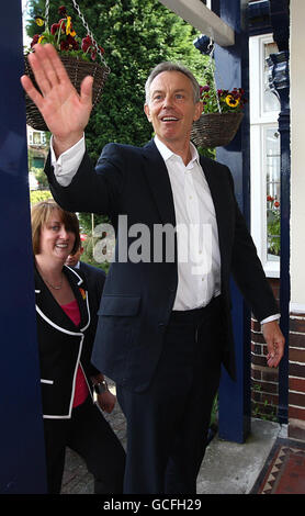 L'ancien premier ministre Tony Blair fait campagne aux côtés de l'ancien secrétaire à l'intérieur Jacqui Smith dans sa circonscription de Redditch. Banque D'Images