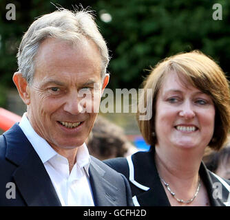 L'ancien premier ministre Tony Blair fait campagne aux côtés de l'ancien secrétaire à l'intérieur Jacqui Smith dans sa circonscription de Redditch. Banque D'Images