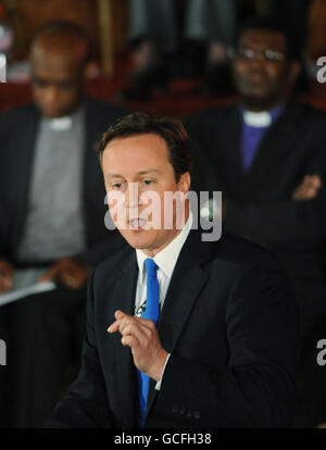 Le chef du Parti conservateur David Cameron s'exprime au Methodist Central Hall de Londres pour prononcer un discours à l'Assemblée CitizensUK lors de sa tournée de campagne électorale générale. Banque D'Images