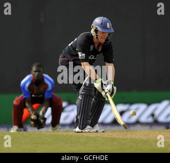 Eoin Morgan, batteur d'Angleterre, a atteint le ballon pour 4 courses lors du match international T20 de l'ICC au stade Providence, au Guyana. Banque D'Images