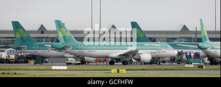 Les avions AER Lingus se trouvent sur le tarmac à l'aéroport de Dublin, car le retour de la nuage de cendres volcaniques islandaises a causé des souffrances pour des milliers de passagers aériens, des centaines de vols étant annulés. Banque D'Images