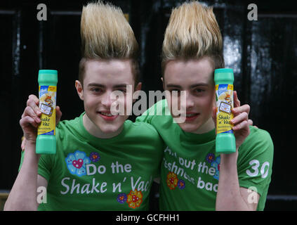 Les jumeaux John et Edward Grimes, également connus sous le nom de Jedward, se préparent à refaire la chanson Shake n' Vac des années 1980 aux Dean Street Studios de Soho, dans le centre de Londres. APPUYEZ SUR ASSOCIATION photo. Date de la photo: Mardi 4 mai 2010. La chanson vient de la publicité pour Shake n' Vac, qui en 2009 a été classé comme l'une des meilleures annonces britanniques de tous les temps et sera cette année 30 ans. Le crédit photo doit être lu : Johnny Green/PA Wire Banque D'Images