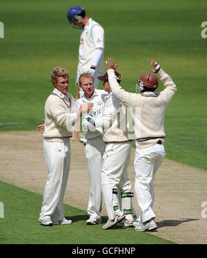 Gareth Batty de Surrey célèbre avec Rory Hamilton-Brown (à gauche) Steven Davies et Arun Harinath (à droite) après avoir piégé Christopher Dent LBW de Gloucestershire pour 32 Banque D'Images