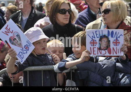 Les fans locaux sillondent les rues alors que le champion du monde de Formule 1 2009 Jenson Button reçoit la liberté de la ville de Frome, dans le Somerset. Banque D'Images