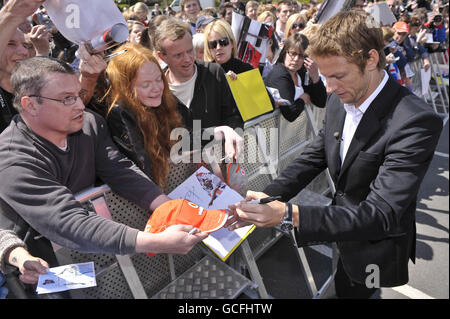 2009 Champion du monde des pilotes de Formule 1 Jenson Button signe des autographes pour les fans lorsqu'il reçoit la liberté de la ville de Frome, dans le Somerset. Banque D'Images