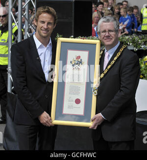 2009 Champion du monde des pilotes de Formule 1 Jenson Button reçoit la liberté de la ville du maire Damon Hooton (à droite), à Frome, dans le Somerset. Banque D'Images