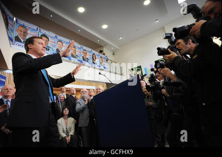 Le chef du Parti conservateur David Cameron s'adresse aux partisans unionistes de l'hôtel la mon à Belfast lors d'une visite en Irlande du Nord sur la piste de campagne électorale générale. Banque D'Images