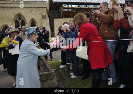 La reine Elizabeth II de Grande-Bretagne accepte quelques fleurs d'un puits de wisher après une visite à la cathédrale de Norwich à Norwich, Norfolk. Banque D'Images