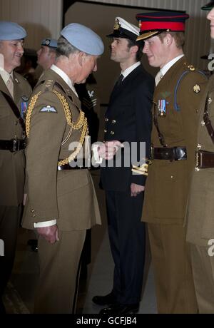 Le Prince Harry reçoit ses ailes volantes de son père, le Prince de Galles, lors d'une cérémonie de remise des diplômes d'un cours avancé d'entraînement en hélicoptère au Museum of Army Middle Wallop à Stockbridge, Hampshire. Banque D'Images