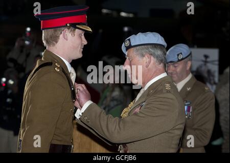 Le Prince Harry reçoit ses ailes volantes de son père, le Prince de Galles, lors d'une cérémonie de remise des diplômes d'un cours avancé d'entraînement en hélicoptère au Museum of Army Middle Wallop à Stockbridge, Hampshire. Banque D'Images