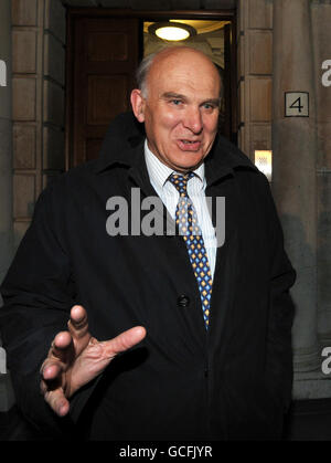 Vince Cable, porte-parole du Trésor libéral démocrate, quitte ce soir le QG libéral démocrate à Westminster. Banque D'Images