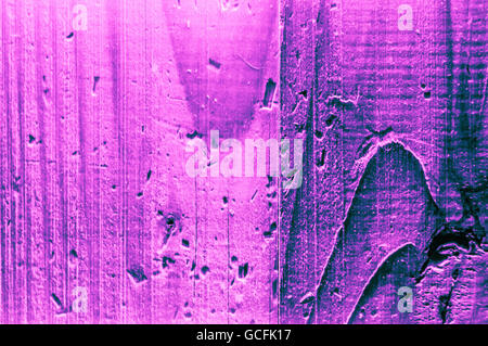 Grain rugueux principalement en bois bleu turquoise rose violacé couleurs violet bleuâtre lumière dure closeup Banque D'Images
