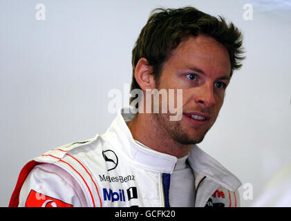 Jenson Button de McLaren dans le garage lors de la troisième pratique sur le circuit de Catalogne à Barcelone. Banque D'Images