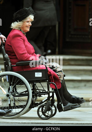 La duchesse de Cornwall arrive au Cenotaph, dans le centre de Londres, pour assister au service national de commémoration du 65e anniversaire de la Ve journée. Banque D'Images