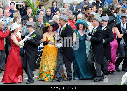 La danse du midi à l'occasion de la Journée de la flore Helston, dans les Cornouailles.La danse du midi est l'une des cinq danses qui passent chaque année dans la ville le jour de la flore.Les différentes danses de célébration (l'une des plus anciennes coutumes de ce pays) donnent l'occasion à tous les âges, des écoliers jusqu'à la danse. Banque D'Images