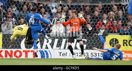 Shaun Harrad (à gauche) de Burton Albion marque le deuxième but du match de la Coca Cola League Two au stade Pirelli, Burton. Banque D'Images