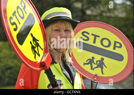 La dame lollipop Helen Tilbury compare un ancien (à droite) et un nouveau bâton de Lollipop high-tech (à gauche), qui a la vidéo de vidéosurveillance intégrée pour capturer tous les automobilistes qui enfreindre la loi ou deviennent agressifs. Banque D'Images