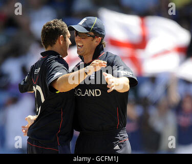 Tim Bresnan (à gauche) célèbre avec Graeme Swann après avoir rejeté Jesse Ryder de Nouvelle-Zélande pour 9 courses pendant le match Super Eights au stade Beauséjour, à Sainte-Lucie. Banque D'Images