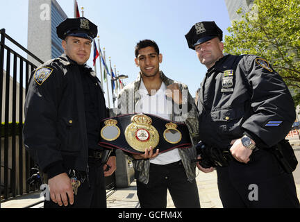 Amir Khan (au centre) de Grande-Bretagne pose avec des policiers devant le siège des Nations Unies pendant l'appel aux médias à New York, aux États-Unis. Banque D'Images